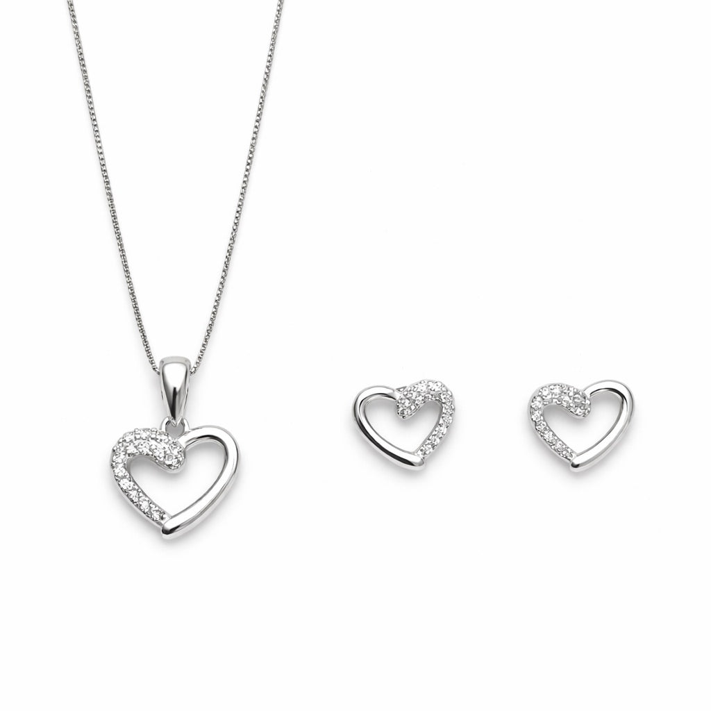 Conjunto de plata italiana 925. Contiene cadena, colgante y aros. Su diseño es de un corazón con una mitad en microcircones y la otra mitad en plata lisa. Línea Signature de Di Vogel
