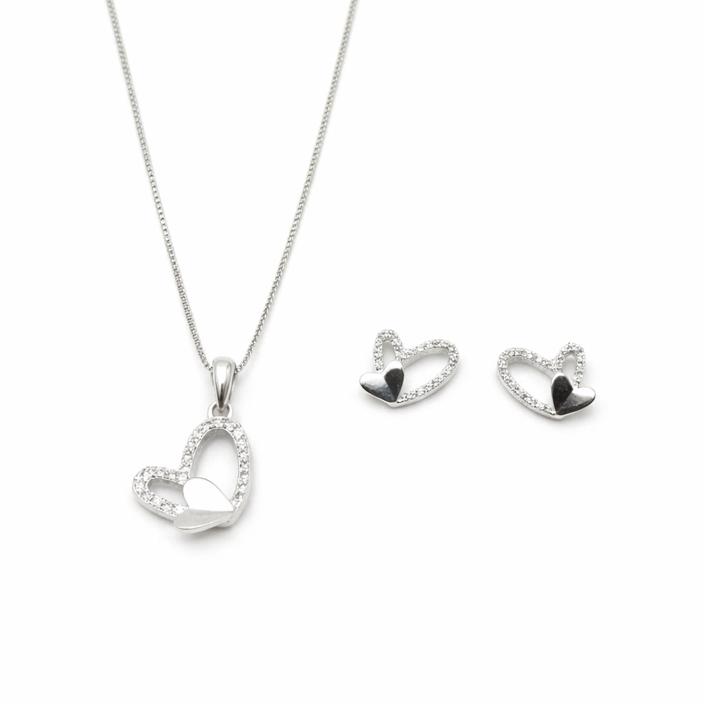 Conjunto de plata italiana 925. Contiene cadena, colgante y aros. Su diseño es de corazón con microcircones con un corazón de plata lisa que se posa como una mariposa en la línea inferior. Línea Signature de Di Vogel