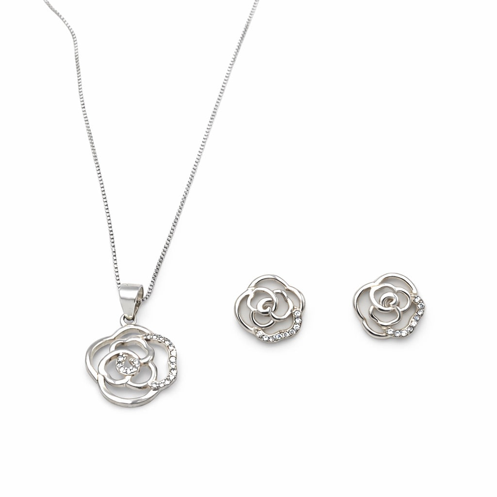 Conjunto Fiore plata italiana 925. Incluye cadena veneciana de 50 cm, colgante de rosa con microcircones y aros con microcircones.
Línea Essenziale Di Vogel.