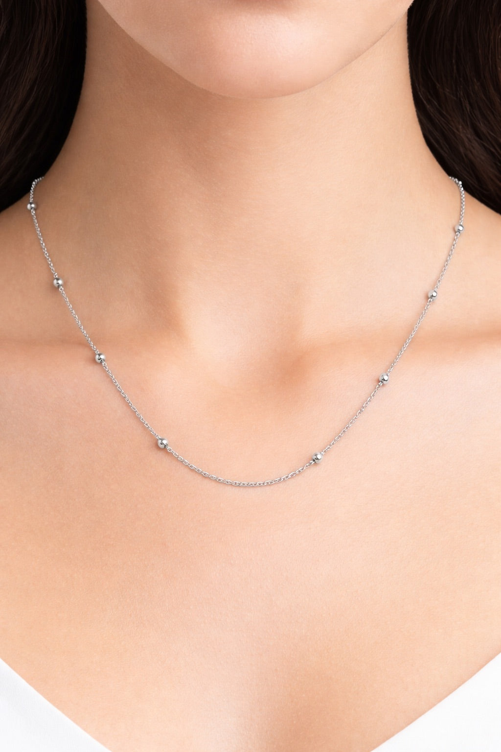 Imagen de collar el cuello de una piezas de la Línea Essenziale Di Vogel, mostrando que no siguen modas pasajeras y se mantienen vigentes con el tiempo. Piezas de líneas limpias y proporciones equilibradas, creadas para trascender tendencias.