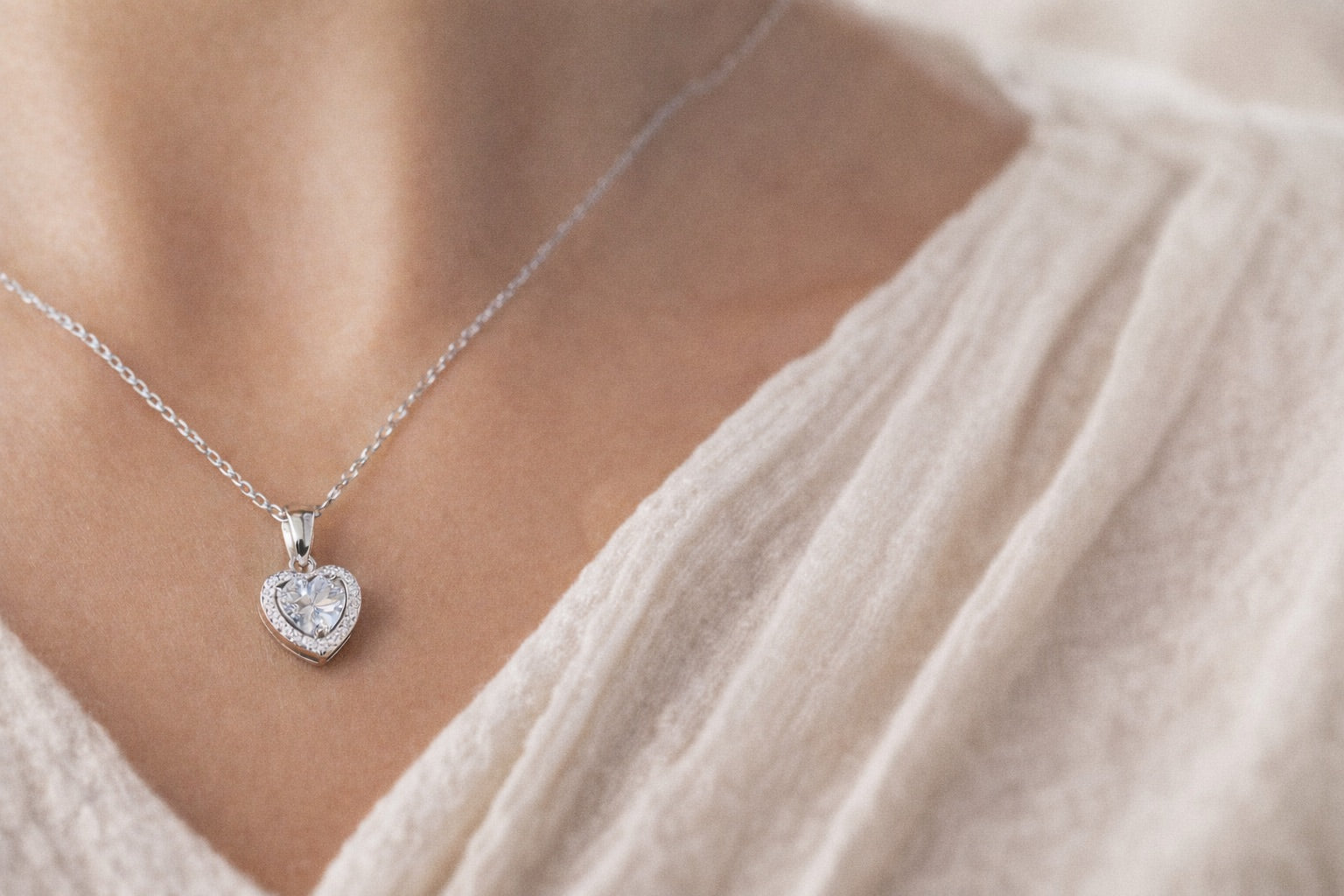 Imagen de collar en cuello de mujer de la línea Essenziale Di Vogel, que muestra el equilibrio perfecto entre delicadeza, presencia y estilo refinado. Joyas que destacan sin exceso, expresando una elegancia sutil, armónica y cuidadosamente pensada.