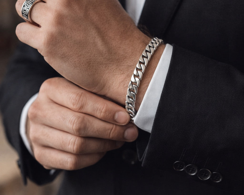 Imagen de joyas masculinas en muñeca y mano de modelo masculino de la línea Essenziale Di Vogel, que muestra una línea donde el accesorio deja de ser un complemento y se convierte en una expresión clara de quién eres y cómo eliges presentarte al mundo.