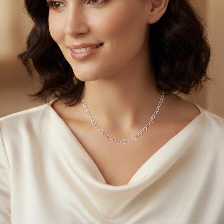 Modelo usando la cadena Cuori Intrecciati de plata italiana 925. Diseño de corazones entrelazados unos con otros
Línea Essenziale Di Vogel