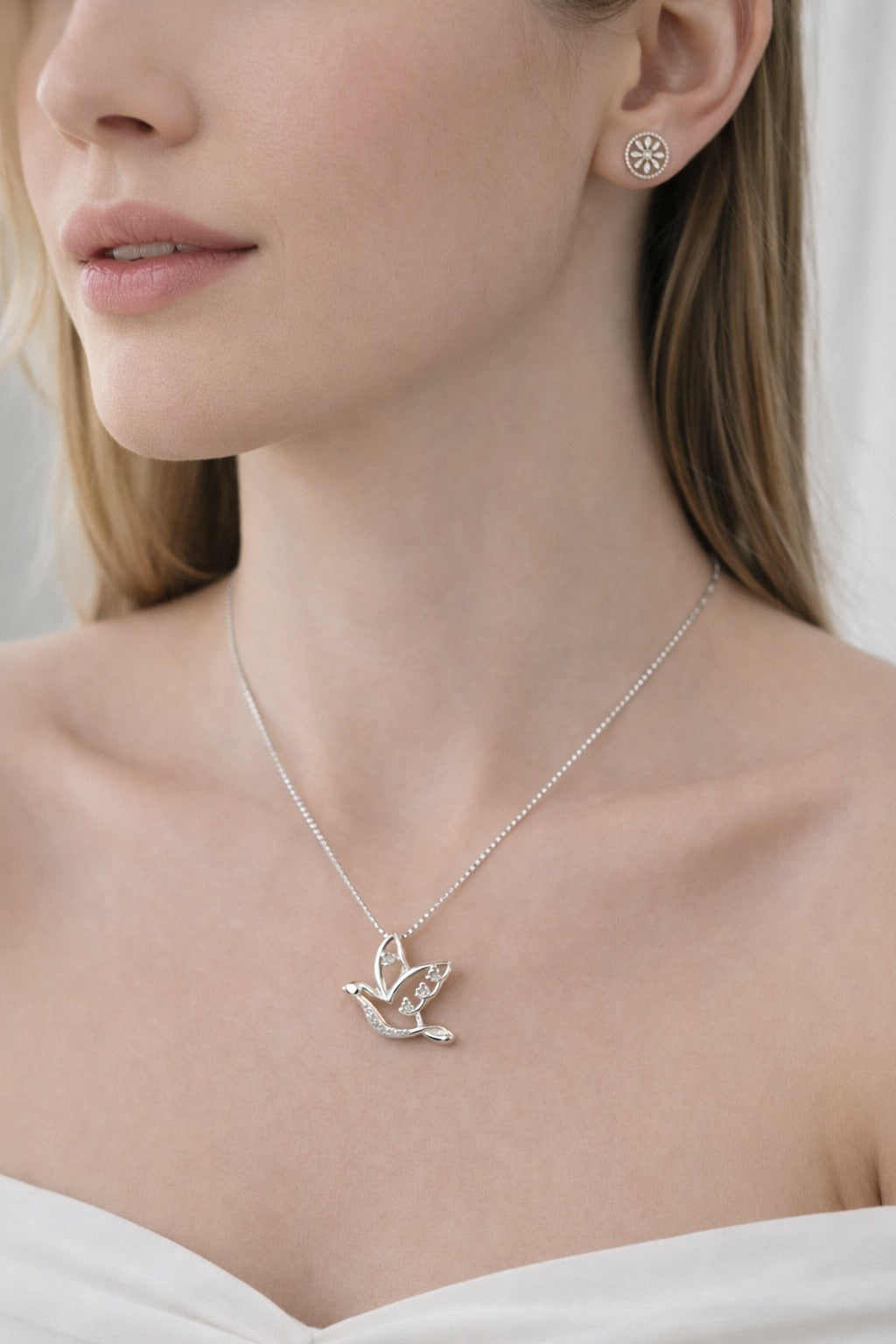 Modelo usando collar Colomba Di Luce plata italiana 925. Incluye cadena de hilo diamantado y colgante con microcircones incrustados.
El diseño es una paloma volando con microcircones incrustados en sus alas y vientre.
Línea Signature Di Vogel