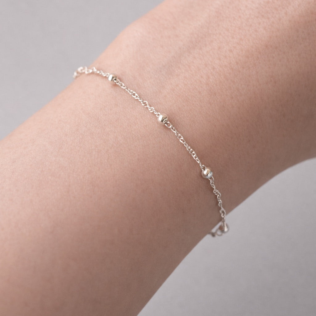 Pulsera Sfere Singapur plata italiana puesta en muñeca. Diseño con eslabon singapur y esferas.
Línea Essenziale Di Vogel